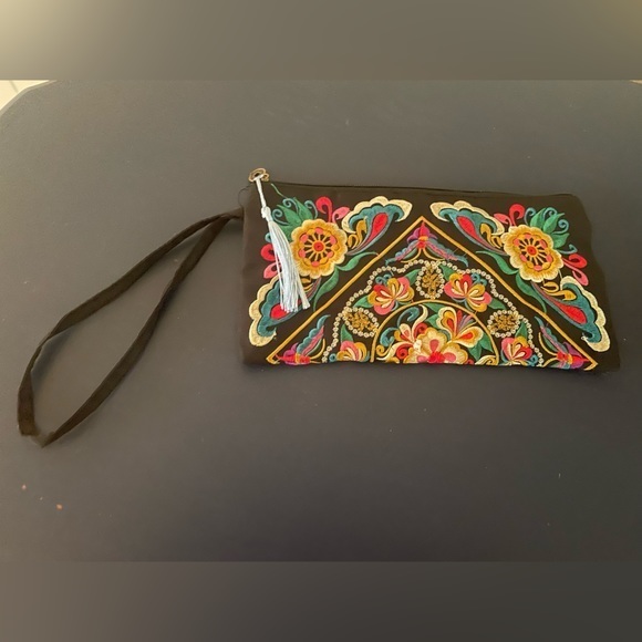 Embroidered Black Colorful Floral Zip up Wristlet Clutch NEW! Beautiful - Picture 1 of 8